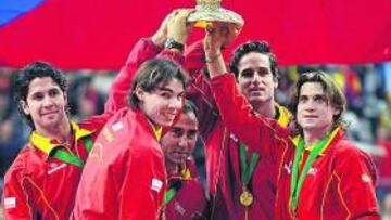 <b>CHICOS DE ORO. </b>Los tenistas españoles y el seleccionador, sobre la tarima que sujetaba la peana de la Ensaladera, un trofeo legendario.