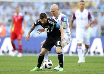 Messi y Emil Hallfredsson. 