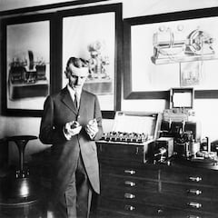 Nikola Tesla, científico: “Nuestras virtudes y nuestros defectos son inseparables, como la fuerza y la materia. Si se separan, el hombre ya no existe”