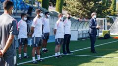 Manu Fern&aacute;ndez, a la derecha con traje, en la presentaci&oacute;n del equipo Juvenil del Real Madrid la pasada campa&ntilde;a