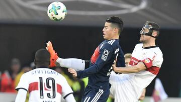 James Rodr&iacute;guez ante la marca de un rival en el partido entre Stuttgart y Bayern M&uacute;nich por Bundesliga