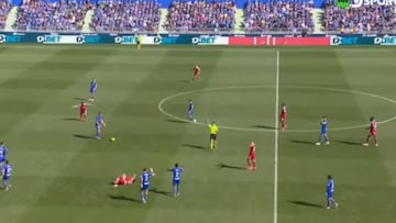 ¡De milagro no lo quebró! La dura falta que recibió Gabriel Suazo y que terminó en tarjeta roja