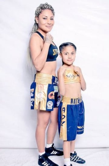 La campeona del WBC presume en sus redes sociales una foto con su pequeña.