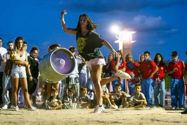 La localidad madrileña de Alcalá de Henares celebra las Fiestas de San Bartolomé del 26 de agosto al 3 de septiembre. Por ese motivo, la peña Los Vikingos ha organizado un curioso campeonato: lanzamiento de barril de cerveza y movimiento de rueda de tractor. En la imagen, una competidora muestra sus habilidades en el recinto ferial.