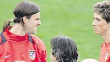 <b>DOS PUNTALES. </b>Leo Franco y Torres charlan con Pepe Murcia en la sesión de ayer. El portero y el delantero están siendo claves en la reacción atlética.