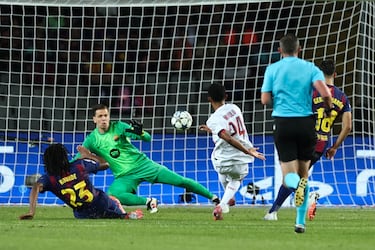 1-1. Gran carrera de Nuno Mendes que mete un balón por dentro para Senny Mayulu que, en el mano a mano, supera a Wojciech Szczesny.