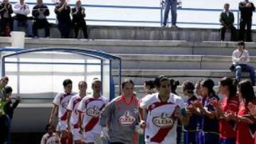 <b>PASILLO. </b>El Levante le hizo el tradicional pasillo al Rayo.