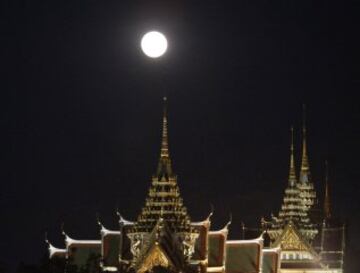 La superluna detrás del Gran Palacio de Bangkok, Tailandia. 