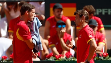 MARBELLA (MÁLAGA), 13/09/2025.- El capitán español de Copa Davis David Ferrer (d) conversa con el tenista Pablo Carreño tras el primer set de su partido contra el danés Holger Rune en la segunda ronda clasificatoria de la Copa Davis, este sábado en el club de tenis Puente Romano en Marbella. EFE/ Jorge Zapata