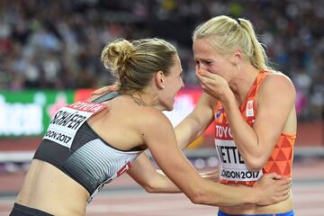 La medalla de plata Carolin Schäfer felicita a Anouk Vetter por su tercer puesto en heptatlón.