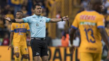 El árbitro Jorge Pérez Durán, árbitro de la Liga MX en el Clásico Regio entre Tigres y Monterrey.