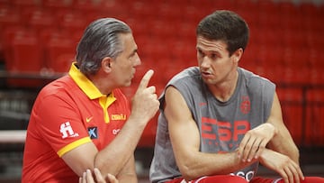 Sergio Scariolo, con Xabi López-Arostegui en un entrenamiento de la Selección