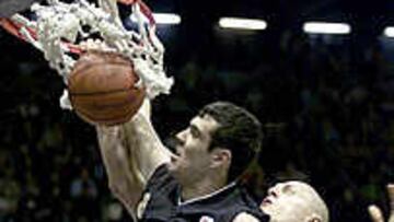 <B>IMPORTANTE VICTORIA.</B> El Real Madrid ha conseguido una imnportante victoria ante el Efes Pilsen en Estambul lo que le permite mantener opciones para la 'Final Four' de la Euroliga.