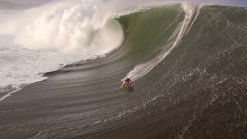 Tom Butler surfeando una ola gigante en Mullaghmore Head, el 9 de noviembre del 2023.