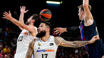 BARCELONA, 16/06/2023.- El base del Real Madrid Sergio Llul (i) junto a su compañero Vincent Poirier (c), pívot francés del club blanco, ante Jan Vesely (d), ala-pívot checo del Barcelona durante el primer partido de la final del playoff de la Liga Endesa de baloncesto, este viernes en el Palau Blaugrana. EFE/ Enric Fontcuberta.