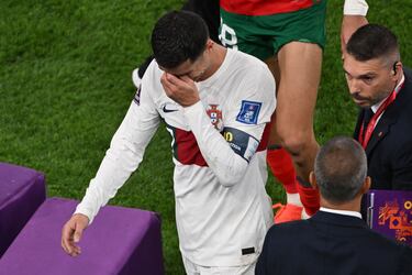 El jugador portugués Cristiano Ronaldo abandona muy emocionado el terreno de juego.  