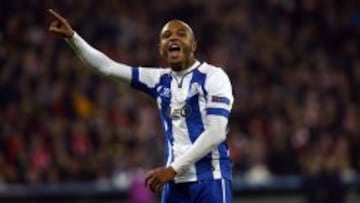 Yacine Brahimi celebra un gol en la Champions.