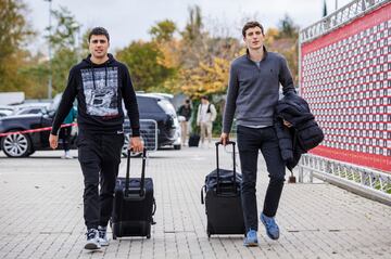 Rodri y Pau Torres llegando a la concentración. 