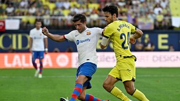 Barcelona's Spanish midfielder #20 Sergi Roberto vies with Villarreal's Spanish defender #24 Alfonso Pedraza during the Spanish Liga football match between Villarreal CF and FC Barcelona at La Ceramica stadium in Vila-real on August 27, 2023. (Photo by JAVIER SORIANO / AFP)