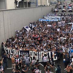 Aficionados de Rayados sí realizaron la caravana