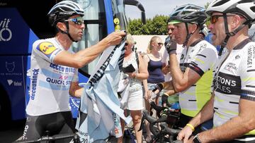 El ciclista argentino Maxi Richeze firma aut&oacute;grafos antes de una etapa en el Tour de Francia 2019.