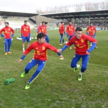 INTENSIDAD. Óliver y Munir, ayer en el entrenamiento en Burgos.