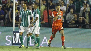 Fayçal celebra el gol que dio el triunfo al Deportivo la pasada temporada en el Benito Villamarín.