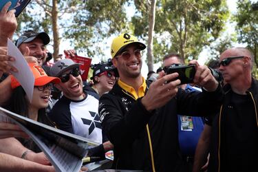 Siempre fue un piloto que busc de forma incesante devolver a Red Bull hasta lo ms alto del Mundial y sin embargo, su llegada a la escudera energtica coincidi con la era hbrida y un Max Verstappen que ocup todo el protagonismo en el garaje de Milton Keynes. Ante la falta de oportu-nidades Ricciardo decidi darse una nueva oportunidad junto a la marca del rombo, donde convivi durante dos tempranas con dos terceras posiciones (en Alemania e Italia) como mejor resultado.