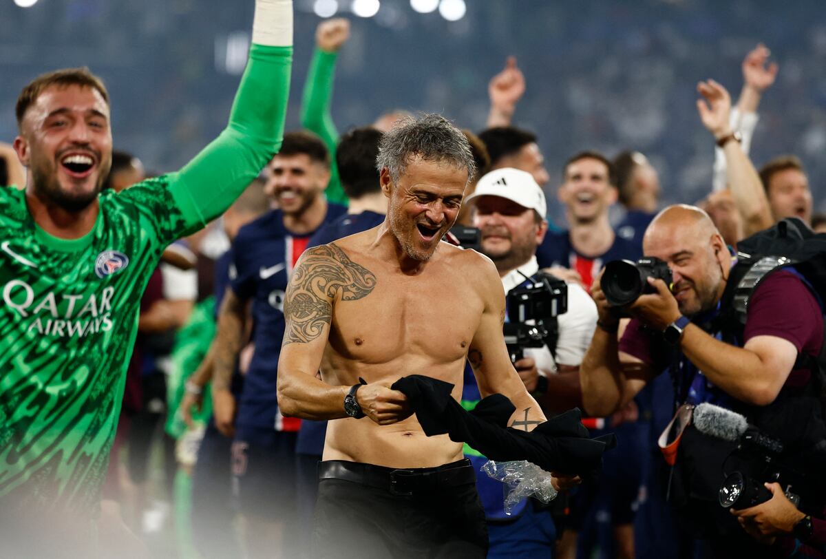 Los jugadores del Paris Saint-Germain celebran la victoria tras ganar la final de la UEFA Champions League entre el Paris Saint-Germain.