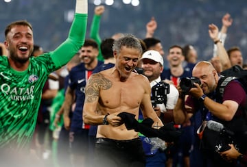 Los jugadores del Paris Saint-Germain celebran la victoria tras ganar la final de la UEFA Champions League entre el Paris Saint-Germain.