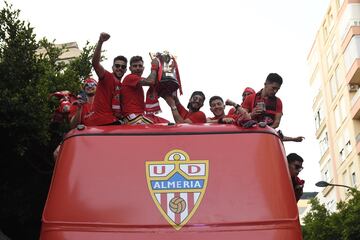 Los jugadores del Almería recorren en autobús la capital almeriense y celebran con sus seguidores el ascenso a Primera División.