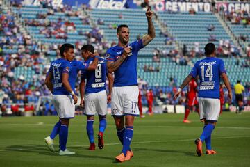 Cruz Azul se niega a morir este Clausura 2018. ‘La Máquina’ se impuso a Lobos BUAP en su penúltima presentación en el Estadio Azul. Aunque sufrieron por mantener la ventaja en los últimos minutos, terminaron por llevarse los tres puntos. Esto mantiene sus posibilidades matemáticas, aunque necesitan sumar los 9 puntos que les quedan por disputar y esperar que se combinen otros resultados para que lleguen a la fiesta grande. 