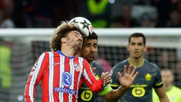 MADRID, 23/10/2024.- El delantero francés del Atlético Antoine Griezmann (i) disputa un balón ante el centrocampista francés del Lille Benjamin André durante el partido de la Liga de Campeones que Atlético de Madrid y Lille disputan este miércoles en el estadio Metropolitano. EFE/ Juanjo Martin
