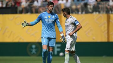 Real Madrid's Belgian goalkeeper #01 Thibaut Courtois (L) and Uruguayan midfielder #08 Federico Valverde (R) react after Paris Saint-Germain's third goal during the FIFA Club World Cup 2025 semifinal football match between France's Paris Saint-Germain and Spain's Real Madrid at the MetLife stadium in East Rutherford, New Jersey on July 9, 2025. (Photo by JUAN MABROMATA / AFP)