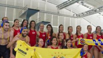 La Selección de waterpolo animó a los jugadores del Villarreal a probar en la piscina.