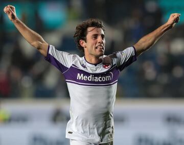 De entre los cinco futbolistas que el Madrid tiene cedidos, el que m¨¢s papeletas tiene de regresar por la puerta grande en verano es ?lvaro Odriozola.En el cuadro viola ha dejado las dudas en el Paseo de la Castellana y se ha convertido en un futbolista clave e indiscutible para Vincenzo Italiano (23 partidos y 1.639 minutos). Su velocidad (ha alcanzado los 33 km/h en mediciones compartidas por el club) y entrega han enamorado a los tifosi y ?lvaro se ha mostrado encantado en Florencia en recientes entrevistas.
