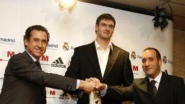 <b>FOTO DE FAMILIA. </b>Valdano, Darjus Lavrinovic y Maceiras.