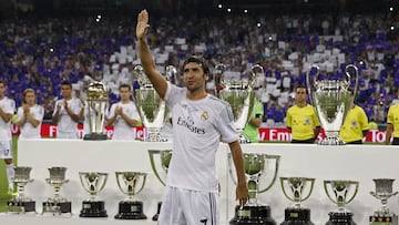 Raúl Gonzalez posa con los trofeos ganados con el Real Madrid.