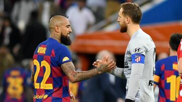 Vidal felicita a Oblak después de la semifinal entre el Barcelona y el Atlético.