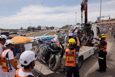 Los operarios se llevan la moto de Fabio Quartararo tras el accidente.