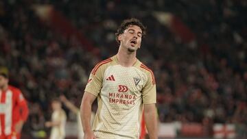 Parada se lamenta durante un momento del partido entre Almería y Mirandés.