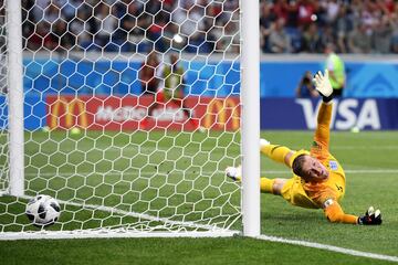 1-1. Jordan Pickford en el gol del empate marcado de penalti por Ferjani Sassi .