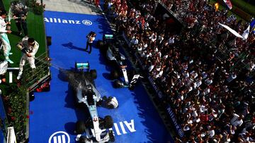 Lewis Hamilton celebra la victoria conseguida en el GP Hungría.