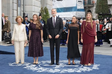 La Reina Sofía, la princesa Leonor, el Rey Felipe VI, la Reina Letizia y la Infanta Sofía a su llegada al Teatro Campoamor para asistir a la ceremonia de entrega de los Premios Princesa de Asturias 2025.