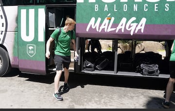 Alberto Díaz saliendo del bus del equipo.