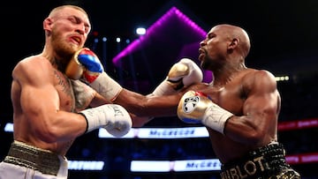 Floyd Mayweather Jr. golpea a Conor McGregor.