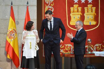 La presidenta de la Comunidad, Isabel Díaz Ayuso, Felipe Reyes y Florentino Pérez. 