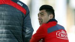 El defensa de la selecci&oacute;n de f&uacute;tbol de Chile Gonzalo Jara durante el entrenamiento, jueves 25 de junio de 2015, en Santiago (Chile).