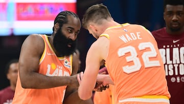 James Harden y Dean Wade, de Cleveland Cavaliers, durante su partido ante New York Knicks.