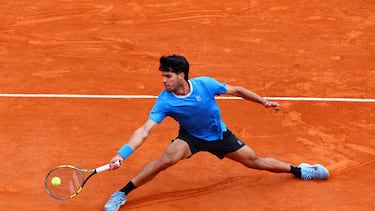 Carlos Alcaraz, en acción durante la final del Masters 1.000 de Montecarlo frente a Jannik Sinner.